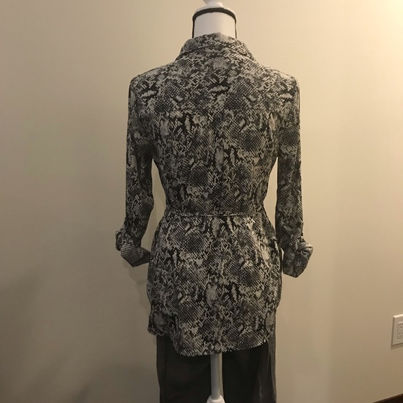 Motherhood Maternity snakeskin print blouse size S - Picture 3 of 5